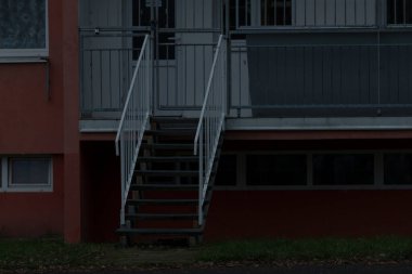 Güzel bir binanın balkonuna kadar uzanan zarif bir merdiven seti mimari cazibesini artırıyor.