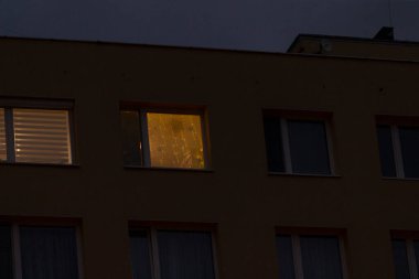 Gece saatlerinde ışıl ışıl parlayan ve rahat bir atmosfer yaratan farklı bir bina var.