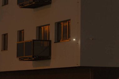 Dışarıda gece olmasına rağmen güneş büyük bir binanın penceresinden canlı bir şekilde parlıyor. Ne manzara ama.