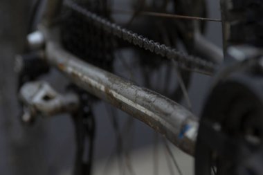 Bir bisiklet iskeleti ve zincirinin koyu bir arkaplana yakın çekimi, onun karmaşık dizaynını vurgular