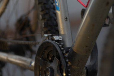 Tarafsız bir arka plan ayarına karşı yerleştirilmiş bir dağ bisikleti dişli mekanizmasının yakın görüntüsü