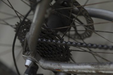 Bisikletlerin arka zincirlerinin ve viteslerin güzel desenli arka planlarına karşı detaylı bir yakın çekim görüntüsü