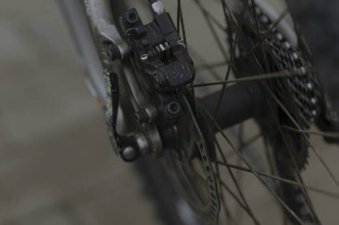 Bulanık bir arka plan efekti içeren bisiklet raydan çıkarıcı sisteminin kapsamlı ve ayrıntılı bir görüntüsü