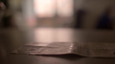 Yumuşak bulanık arkaplanı olan bir masa üstüne bir belge yerleştirilir ve dingin bir ortam oluşturulur