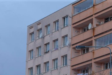 Balkonların ve çevrenin etkileyici pencere görüntülerinin olduğu bir şehir konutu.