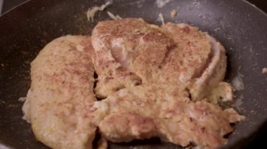 Tavuk göğsü tavada kızarıyor. Lezzetli bir karışım, yemek için ideal.