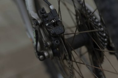 Bisikletlerin arka tekerlerinin yakın plan görüntüsü raydan çıkmış, kaldırım zeminine karşı güzelce yerleştirilmiş.