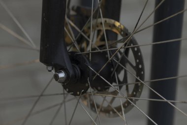 Bu, disk fren sistemi tasarımıyla birlikte bisiklet ön merkezini gösteren detaylı bir görüntüdür.