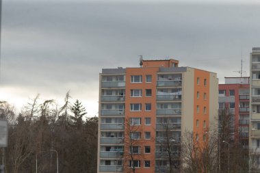 Bu kentsel apartman kompleksi genel ambiyansı geliştiren canlı gri bir gökyüzüne sahiptir.