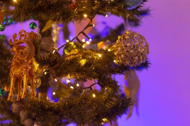 Çok güzel dekore edilmiş bir Noel ağacı. Renkli süsleri ve parlak bir arka planı var.