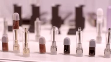 Çeşitli yelek kartuşları ve bileşenlerinden oluşan geniş bir sıra. Şu anda tüketiciler için piyasada bulunan eşsiz tasarım ve çeşitli buhar ürünleri çeşitliliği