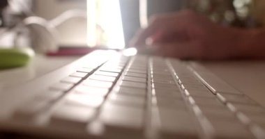 Bu video, dizüstü bilgisayarda elleri yakın bir şekilde yazan bir kişiyi gösteriyor. Ritmik parmak hareketleri modern çalışmalarda üretkenliği ve yaratıcılığı vurgular.
