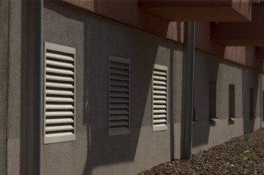 Bu çok katlı bir bina, ön cephesini süsleyen ve bol miktarda doğal ışık sağlayan önemli sayıda pencereye sahip.