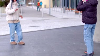 Canlı bir geçmişi olan iki çocuk eğlenceli bir ortamda eğlenirken aynı zamanda eğlenceli bir etkileşime giriyorlar.