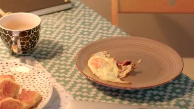 Çok güzel hazırlanmış bir tabak, pişmiş yumurta ve dekoratif bir masanın üzerinde bir fincan kahve.