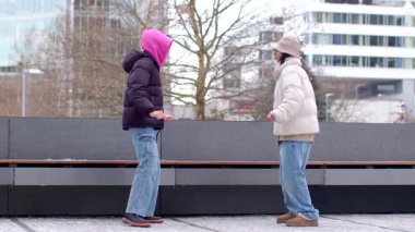 Çağdaş bir geçmişe sahip canlı bir şehir ortamında neşeyle dans eden iki birey.