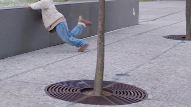 Tek bir birey güzel manzaralı bir şehir parkının dokulu kaldırımlarında rahatça geziniyor.