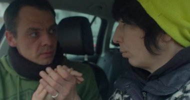 Bu videoda, bir erkek ve kadın arabada rahat ve samimi bir anı paylaşıyor, yolculuk boyunca gerçek bağlantılarını ve duygularını gösteriyorlar.