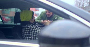 Yürek ısıtan bir videoda, bir kadın ve bir erkek arabada hassas bir anı paylaşıyor, sohbet yoluyla bağlarını derinleştiriyor ve düşünceli bir hediye veriyor.