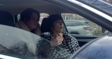 Bu video arabalardaki dinamik karakter etkileşimlerini, bir erkekle kadın arasındaki samimiyeti ve iki kadın arasındaki arkadaşlığı inceliyor.