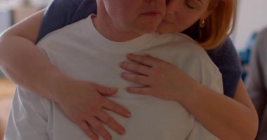 Bir çift, güçlü ilişkileri ve bağlantılarının derinliğini gösteren samimi bir anı paylaşır.