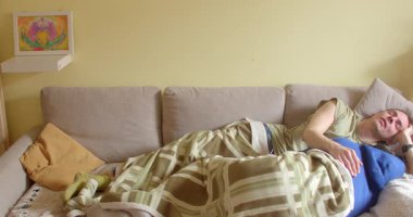 Bu video bir çifti rahat bir kanepede, battaniyenin altında kendini huzurlu hisseden bir adamı gösteriyor. Bir kadın ona katılır, sıcaklığı yaratır ve aşkı iletir.