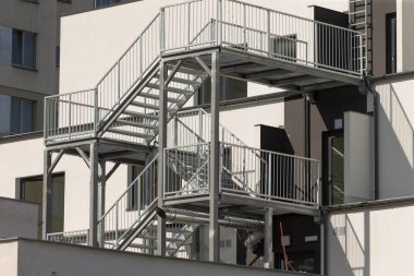 Binanın dış tarafında bulunan yangın merdiveni acil durumlarda ve ulaşılabilirliği arttıran önemli bir güvenlik rotası sağlar.