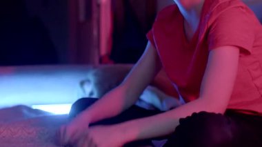 Bu video boş zamanlarla dolu rahat bir atmosfer yakalıyor, bir kadının rahatlamasını, bir çocuğun oyuncakla oynamasını ve çocukların video oyunlarından hoşlanmasını gösteriyor.