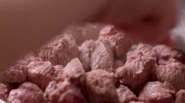 Buharlı tavada pişmiş sığır eti küpleri. Lezzetli yemek kavramları ve mutfak yaratıcılığı için ideal.