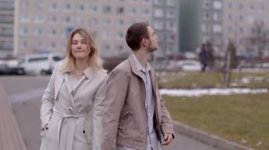 Yürek ısıtan bir video, neşeli bir çifti canlı bir sokakta el ele yürürken, gülümsemelerinde ve hareketlerinde romantizmi somutlaştırırken gösteriyor.