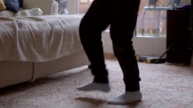 Enerjik bir video, bir insanın, rahat bir yatak odasından başlayıp, genç bir çocuğun akrobasi yaptığı, parlak bir oturma odasına taşınarak, farklı ortamlarda neşeyle dans ettiğini gösteriyor.