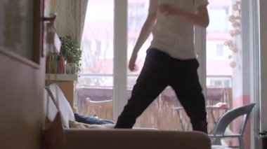 Video, parlak bir oturma odasını gösteriyor. Genç bir çocuk ve bir adam sürgülü cam bir kapının yanında neşeyle dans ediyor. Mutluluk ve özgürlüğü yakalıyorlar.