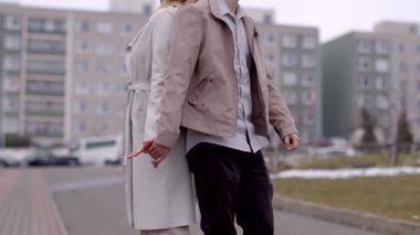 Romantik bir sahne gözler önüne seriliyor. Bir kadın ve bir erkek, yoğun bir kaldırımda, el ele tutuşup, birbirlerinin gözlerine bakarken.