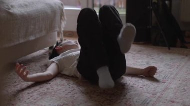 Videoda pencerenin önünde tutkulu bir şekilde konuşan genç bir adamın yerde bir kadınla rahatlatıcı bir sahneye geçişi görülüyor. İç gözlem ve sükuneti yakalar.