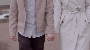 Bir çift, büyüleyici bir sokakta romantik bir gezinti yapar, el ele tutuşur ve kahkahaları paylaşır, hassas anlar yaratır ve sevgiyi kucaklar.