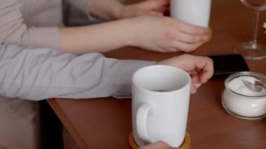 Sıcak bir kafede, bir erkek ve bir kadın, canlı meyvelerin tadını çıkararak, özel bir anı kahve içerken paylaşırlar. El ele tutuştukça bağları derinleşiyor.