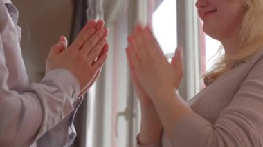 Yürek ısıtan bir video, bir erkek ve kadının el ele tutuşmaktan sıcak bir kucaklaşmaya ve beşlikle kutlama yapmaya kadar neşeli anların tadını çıkardığını gösteriyor.