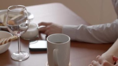 Bir adam ve bir kadın bir masada oturup kahve ve sohbetin tadını çıkarıyorlar. İçkilerinin tadını çıkarırlarken, adam bir hap almak için durur.