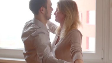 Bu romantik video, bir erkekle bir kadının samimi anlarını anlatıyor. Pencereden dışarı bakıp derin duygusal bağlarını sembolize eden bakışlarla başlıyorlar.