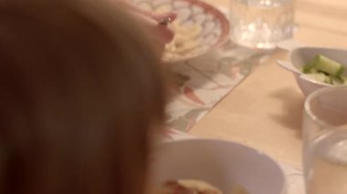 Taze malzemelerle dolu dumanı tüten bir kase çorba, rahat ve tatmin edici.