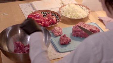 Wellorganize bir mutfakta et ve taze sebze gibi malzemeler hazırlarız.