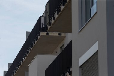 Bu bina, taraflarından birinde estetik açıdan memnun edici bir balkon barındırıyor ve mimari cazibesini ve işlevselliğini arttırıyor.