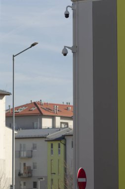 Belirli bir binanın yan tarafında giriş izine rastlanmadı. Bu da o bölgeye erişimin kısıtlı olduğunu gösteriyor.