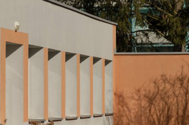 Mimari tasarım ve işlevselliğine katkıda bulunan, bir tarafı boyunca konumlanmış bir dizi sütunun yer aldığı bir yapı