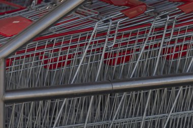 Renkli alışveriş arabalarından oluşan büyük bir kolleksiyon ilginç bir şekilde üst üste dizilmiş ve benzersiz bir görüntü oluşturmuş.