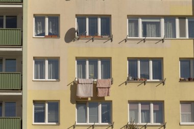 Yapıda etkileyici sayıda pencere ve çatılarına belirgin bir uydu anteni yer alıyor.