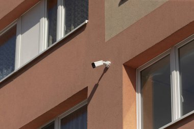 Yüksek kalitede bir güvenlik kamerası binanın dış tarafına güvenlik amacıyla yerleştirilmiştir.
