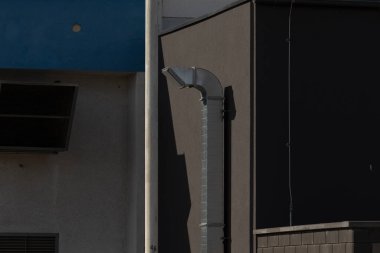 İnşaattaki bu özel köşe zıt arkaplanlara karşı bir sağanak sergiliyor