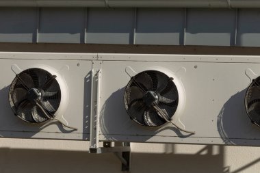 Soğutma sistemi fanları etkili bir iklim kontrolü sağlamak için stratejik olarak dış duvara monte edilmiştir.