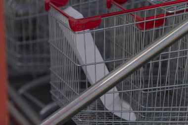Perakende satış ortamında, boş alışveriş arabalarını düzenli ve düzenli olarak görebilirsiniz.
